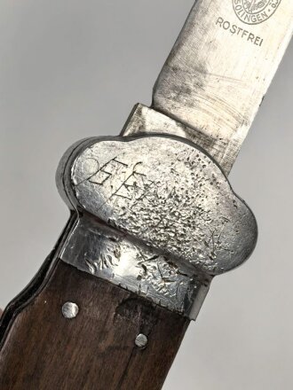 Fallschirmjäger Kappmesser 1.Modell. Hersteller Paul Weyersberg Solingen. Seltenes Stück mit beidseitig eingeritzten Abzeichen und Trägernamen.