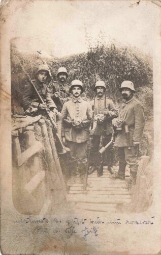 1. Weltkrieg , Foto 9 x 14cm einer Grabenbesatzung mit Stielhandgranaten und Gasmasken. Als feldpost gelaufen 1918