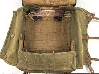 Tornister Wehrmacht datiert 1940. Getragenes Stück, der Lederriemen auf dem Fell trocken, alte Reparaturstelle