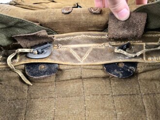 Tornister Wehrmacht datiert 1940. Getragenes Stück, der Lederriemen auf dem Fell trocken, alte Reparaturstelle