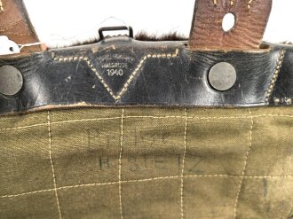 Tornister Wehrmacht datiert 1940. Getragenes Stück, der Lederriemen auf dem Fell trocken, alte Reparaturstelle