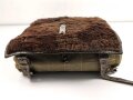 Tornister Wehrmacht datiert 1940. Getragenes Stück, der Lederriemen auf dem Fell trocken, alte Reparaturstelle