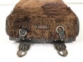 Tornister Wehrmacht datiert 1940. Getragenes Stück, der Lederriemen auf dem Fell trocken, alte Reparaturstelle