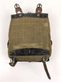 Tornister Wehrmacht datiert 1940. Getragenes Stück, der Lederriemen auf dem Fell trocken, alte Reparaturstelle
