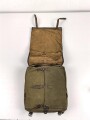 Tornister Wehrmacht datiert 1940. Getragenes Stück, der Lederriemen auf dem Fell trocken, alte Reparaturstelle