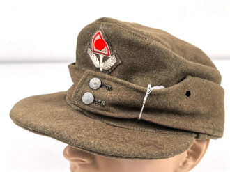 Reichsarbeitsdienst, Feldmütze für Mannschaften. Maschinenvernähtes Emblem, getragenes, leicht angeschmutztes Stück mit leichten Mottenschäden