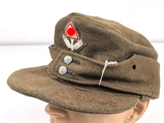 Reichsarbeitsdienst, Feldmütze für Mannschaften. Maschinenvernähtes Emblem, getragenes, leicht angeschmutztes Stück mit leichten Mottenschäden