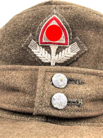 Reichsarbeitsdienst, Feldmütze für Mannschaften. Maschinenvernähtes Emblem, getragenes, leicht angeschmutztes Stück mit leichten Mottenschäden