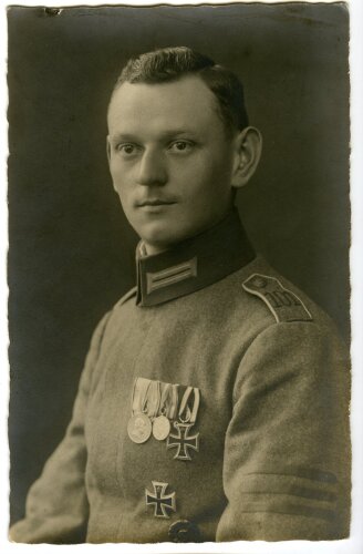 1. Weltkrieg , feldgrauer sächsischer Soldat  mit Ordenspange und Eisernem Kreuz 1.Klasse. 9 x 14cm