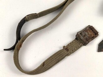 Beriemung für eine Feldflasche in Tropenausführung der Wehrmacht. Stark getragen, Leder trocken