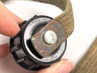 Beriemung für eine Feldflasche in Tropenausführung der Wehrmacht. Stark getragen, Leder trocken