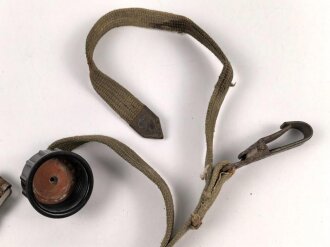 Beriemung für eine Feldflasche in Tropenausführung der Wehrmacht. Stark getragen, Leder trocken