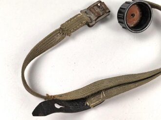 Beriemung für eine Feldflasche in Tropenausführung der Wehrmacht. Stark getragen, Leder trocken