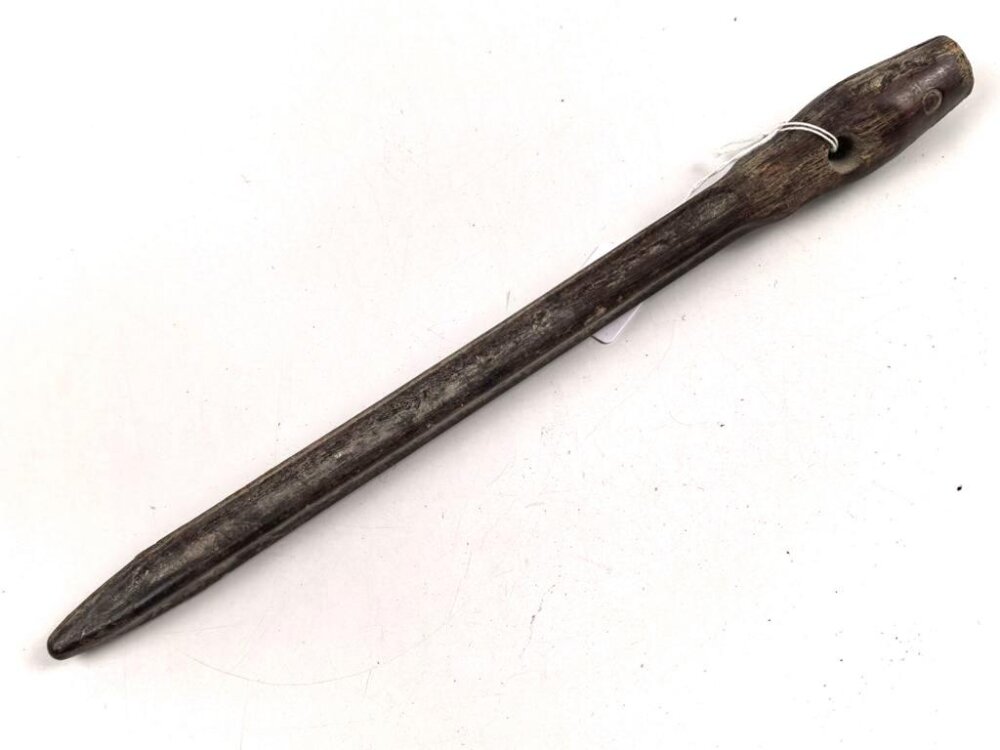 Zelthäring aus brauner Preßmasse Wehrmacht, datiert 1942. Ungereinigt