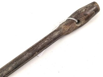 Zelthäring aus brauner Preßmasse Wehrmacht, datiert 1942. Ungereinigtes Stück