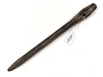 Zelthäring aus brauner Preßmasse Wehrmacht, datiert 1942. Ungereinigtes Stück