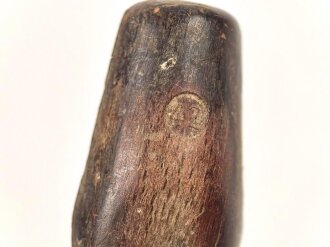 Zelthäring aus brauner Preßmasse Wehrmacht, datiert 1942. Ungereinigtes Stück