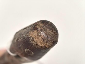 Zelthäring aus brauner Preßmasse Wehrmacht, datiert 1942. Ungereinigtes Stück