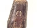 Zelthäring aus brauner Preßmasse Wehrmacht, datiert 1942. Ungereinigtes Stück