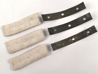 Drei Blechstreifen samt Polstern für ein Stahlhelm Innenfutter