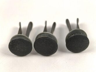 Satz Splinte für einen Stahlhelm der Wehrmacht....
