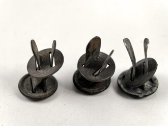 Satz Splinte für einen Stahlhelm der Wehrmacht. Original, gebraucht. Überlackiert