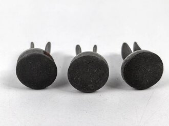 Satz Splinte für einen Stahlhelm der Wehrmacht. Original, ungebraucht. Originallack