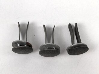 Satz Splinte für einen Stahlhelm der Wehrmacht. Original, ungebraucht. Originallack