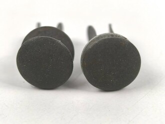 Zwei Splinte für einen Stahlhelm der Wehrmacht. Original, ungebraucht. Originallack