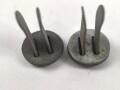 Zwei Splinte für einen Stahlhelm der Wehrmacht. Original, ungebraucht. Originallack
