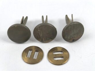 Satz Splinte aus Messing für einen Stahlhelm der Wehrmacht. Original, gebraucht. Überlackiert, eine Unterlegscheibe fehlt