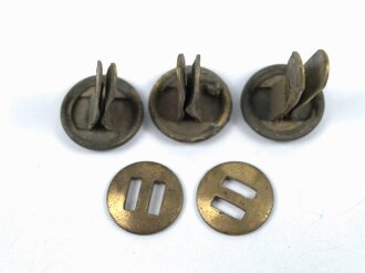 Satz Splinte aus Messing für einen Stahlhelm der Wehrmacht. Original, gebraucht. Überlackiert, eine Unterlegscheibe fehlt