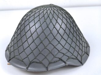 DDR, Stahlhelm der Nationalen Volksarmee, die Glocke...