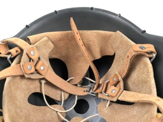 DDR, Stahlhelm der Nationalen Volksarmee, die Glocke datiert 1979, ungetragenes Stück