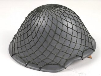 DDR, Stahlhelm der Nationalen Volksarmee, die Glocke datiert 1979, ungetragenes Stück