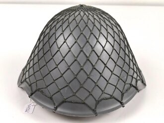 DDR, Stahlhelm der Nationalen Volksarmee, die Glocke datiert 1979, ungetragenes Stück