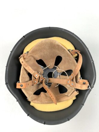 DDR, Stahlhelm der Nationalen Volksarmee, die Glocke datiert 1979, ungetragenes Stück