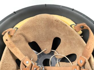 DDR, Stahlhelm der Nationalen Volksarmee, die Glocke datiert 1979, ungetragenes Stück