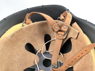 DDR, Stahlhelm der Nationalen Volksarmee, die Glocke datiert 1979, ungetragenes Stück
