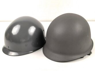 Österreich, Stahlhelm nach Muster M1. Hersteller U.SCH. 64 für  "Ulbrichts Witwe, Schwanested" 1964. Originallack, sehr guter Gesamtzustand