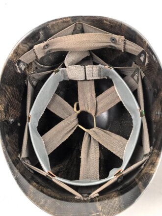Österreich, Stahlhelm nach Muster M1. Hersteller U.SCH. 64 für  "Ulbrichts Witwe, Schwanested" 1964. Originallack, sehr guter Gesamtzustand