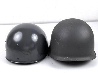 Österreich, Stahlhelm nach Muster M1. Hersteller U.SCH. 64 für  "Ulbrichts Witwe, Schwanested" 1964. Originallack, sehr guter Gesamtzustand