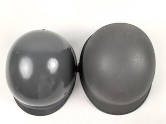 Österreich, Stahlhelm nach Muster M1. Hersteller U.SCH. 64 für  "Ulbrichts Witwe, Schwanested" 1964. Originallack, sehr guter Gesamtzustand
