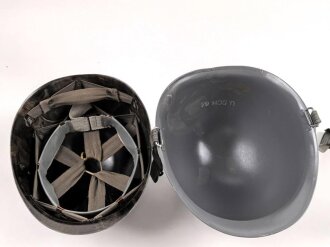 Österreich, Stahlhelm nach Muster M1. Hersteller U.SCH. 64 für  "Ulbrichts Witwe, Schwanested" 1964. Originallack, sehr guter Gesamtzustand