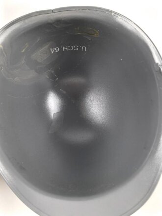 Österreich, Stahlhelm nach Muster M1. Hersteller U.SCH. 64 für  "Ulbrichts Witwe, Schwanested" 1964. Originallack, sehr guter Gesamtzustand