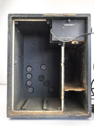 Wehrmacht Rundfunkempfänger WR1/P datiert 1942. Ungereinigtes Stück in gutem Gesamtzustand, mit Deckel. Originallack