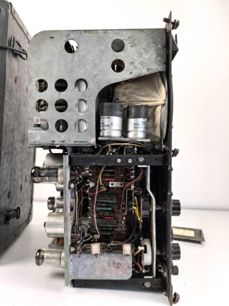 Wehrmacht Rundfunkempfänger WR1/P datiert 1942. Ungereinigtes Stück in gutem Gesamtzustand, mit Deckel. Originallack