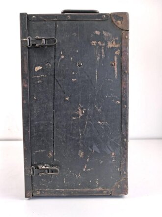 Wehrmacht Rundfunkempfänger WR1/P datiert 1942. Ungereinigtes Stück in gutem Gesamtzustand, mit Deckel. Originallack