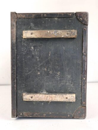 Wehrmacht Rundfunkempfänger WR1/P datiert 1942. Ungereinigtes Stück in gutem Gesamtzustand, mit Deckel. Originallack