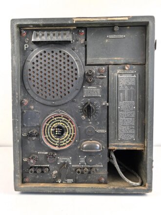 Wehrmacht Rundfunkempfänger WR1/P datiert 1942. Ungereinigtes Stück in gutem Gesamtzustand, mit Deckel. Originallack
